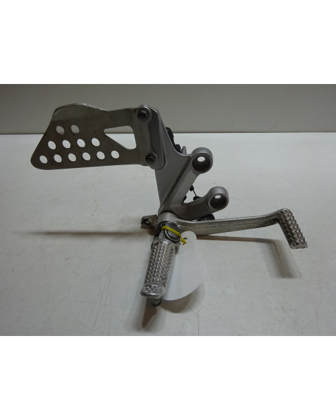 Suzuki GSX-R1000, fotpinne höger komplett