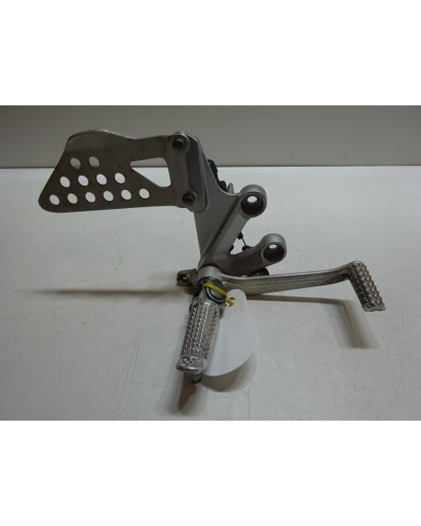 Suzuki GSX-R1000, fotpinne höger komplett