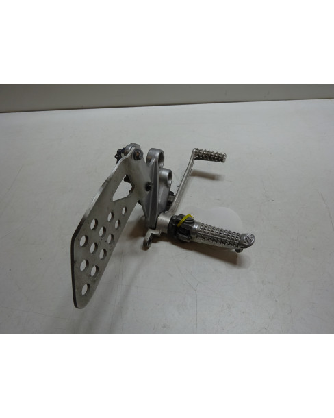 Suzuki GSX-R1000, fotpinne höger komplett 2