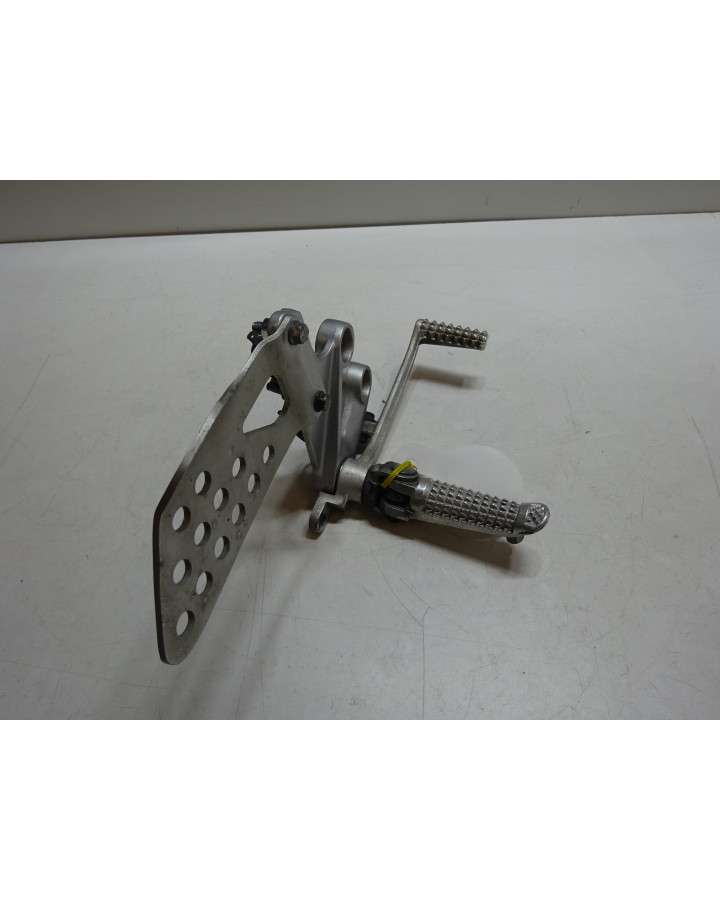 Suzuki GSX-R1000, fotpinne höger komplett