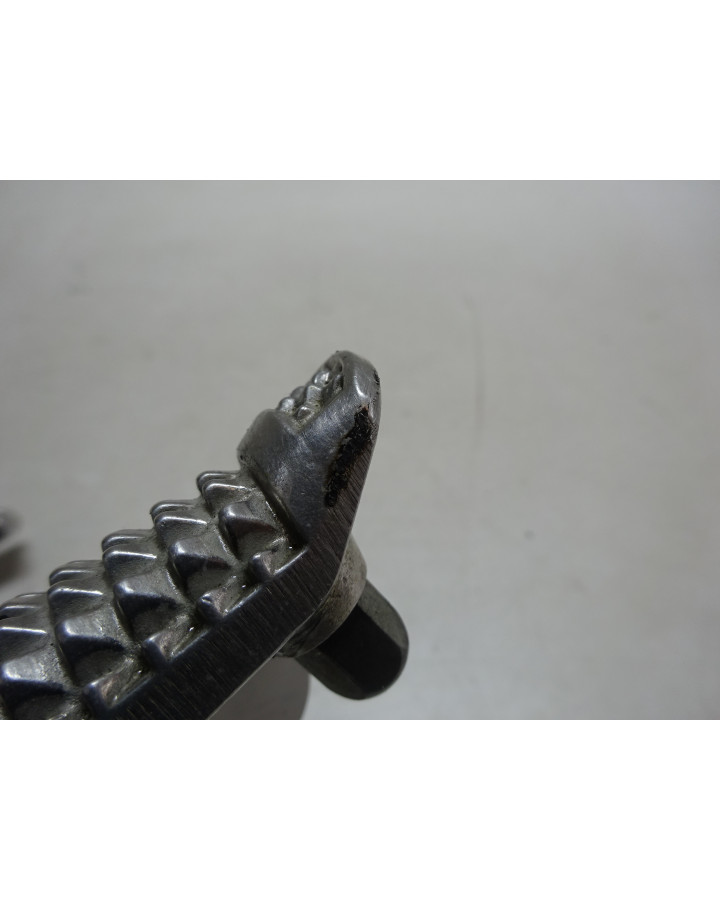 Suzuki GSX-R1000, fotpinne höger komplett