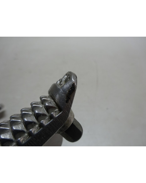 Suzuki GSX-R1000, fotpinne höger komplett