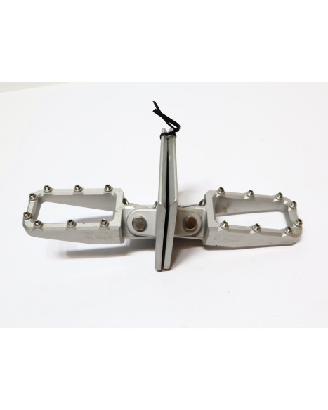 Cake Ösa, passagerarfotpinne komplett (par)