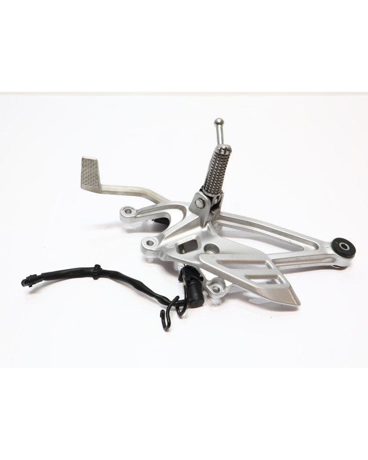 Yamaha YZF-R125, fotpinne höger komplett