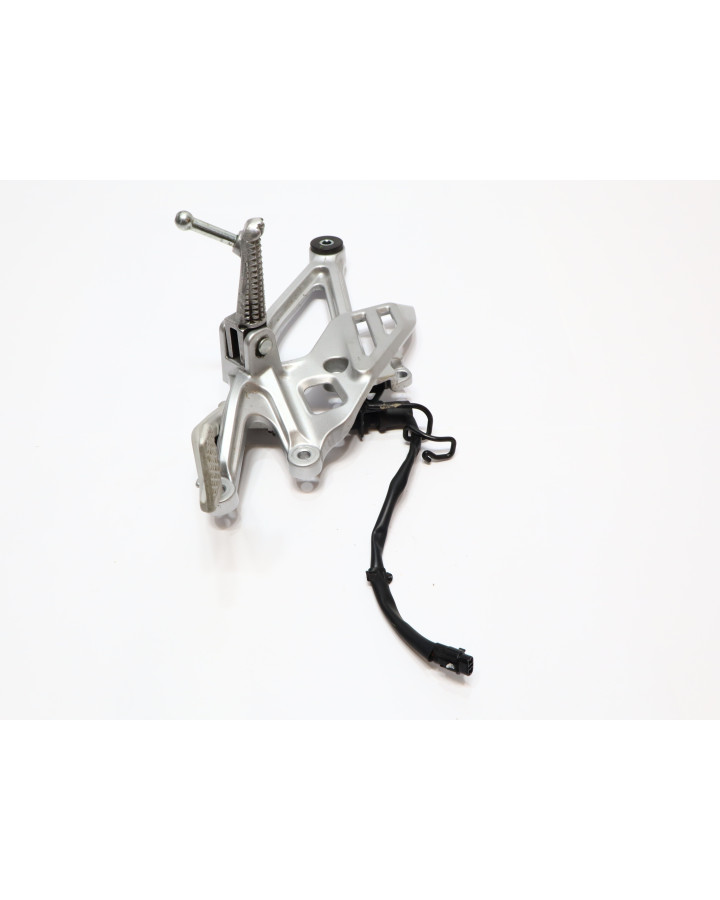 Yamaha YZF-R125, fotpinne höger komplett