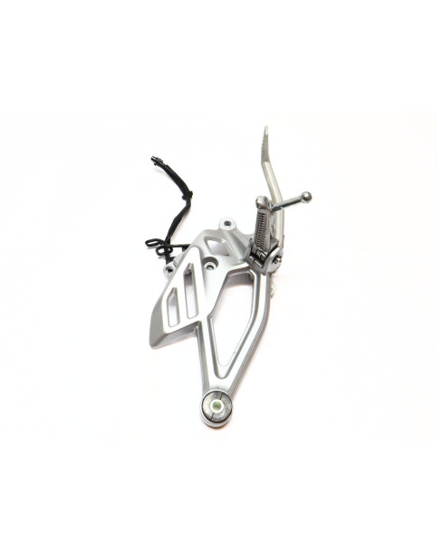 Yamaha YZF-R125, fotpinne höger komplett 2