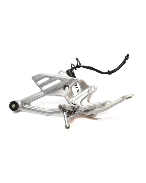 Yamaha YZF-R125, fotpinne höger komplett