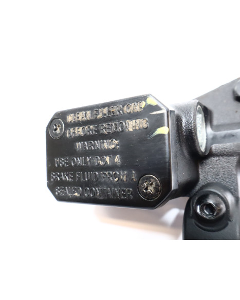 Yamaha YZF-R125, bromscylinder fram