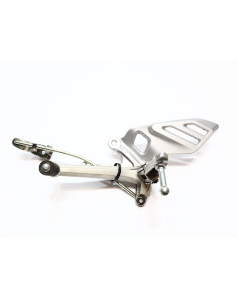 Yamaha YZF-R125, fotpinne vänster komplett