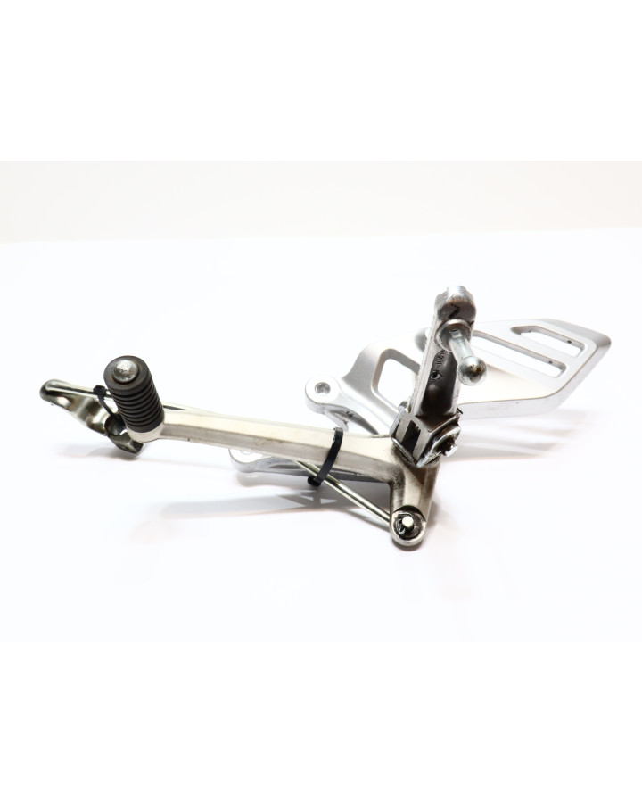 Yamaha YZF-R125, fotpinne vänster komplett