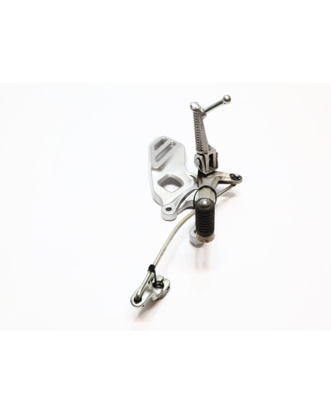 Yamaha YZF-R125, fotpinne vänster komplett