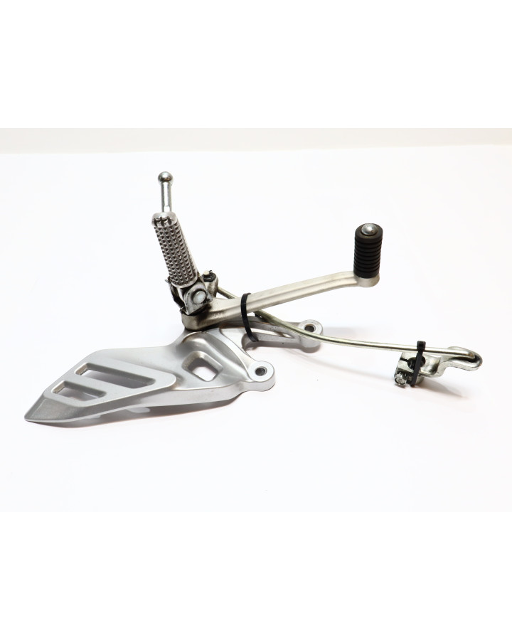 Yamaha YZF-R125, fotpinne vänster komplett