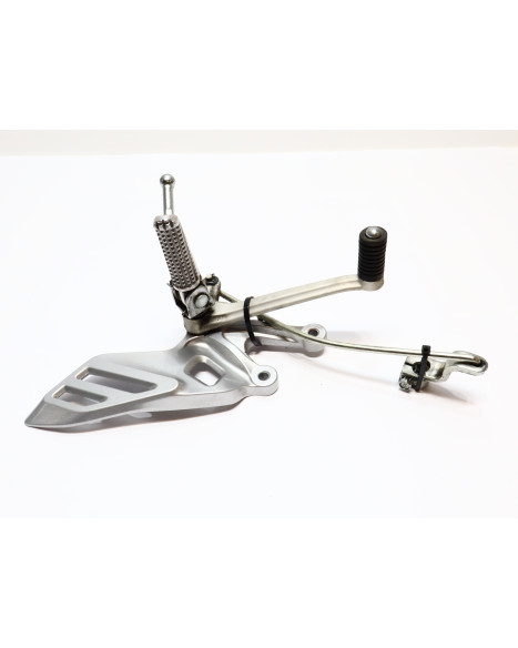 Yamaha YZF-R125, fotpinne vänster komplett