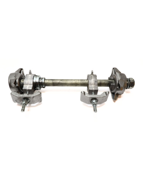 Yamaha MT-07, hjulaxel bak