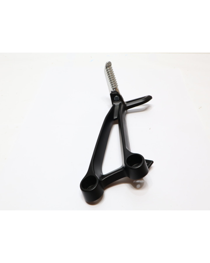 Yamaha MT-07, passagerarfotpinne höger komplett