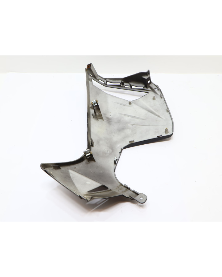 Invicta Venator, nedre sidokåpa fram höger