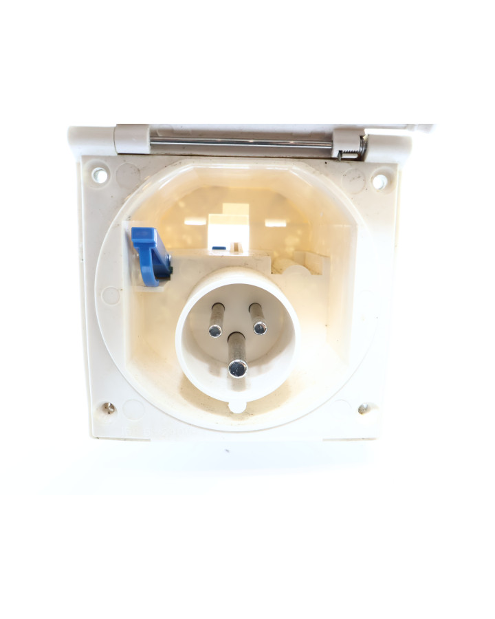 Fritidsvagnen, CEE inbyggt eluttag