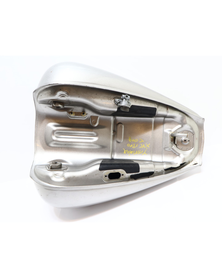 Yamaha XVS 1300A Midnight Star, bränsletank