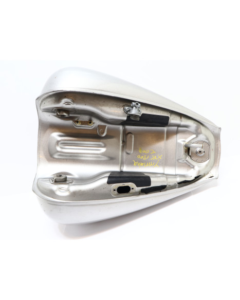 Yamaha XVS 1300A Midnight Star, bränsletank