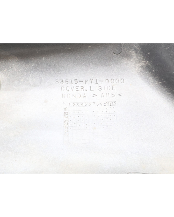 Honda XRV750 Africa Twin, bakre sidokåpa vänster