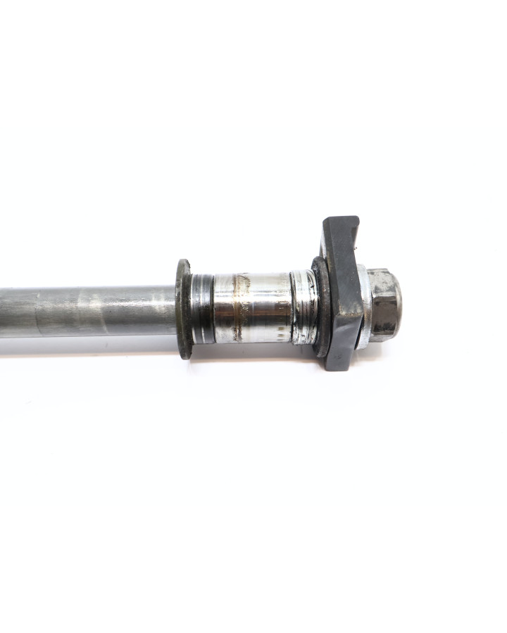 Yamaha XVS 1300A Midnight Star, hjulaxel bak