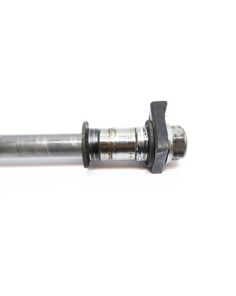 Yamaha XVS 1300A Midnight Star, hjulaxel bak