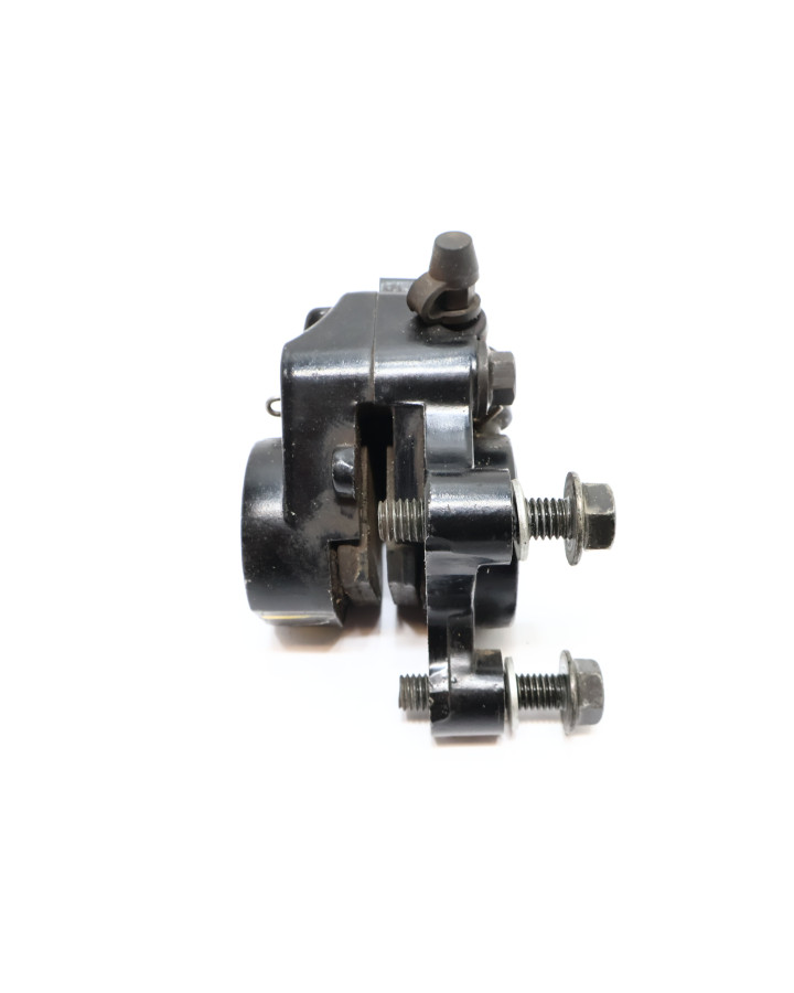 Peugeot Streetzone, bromsok fram