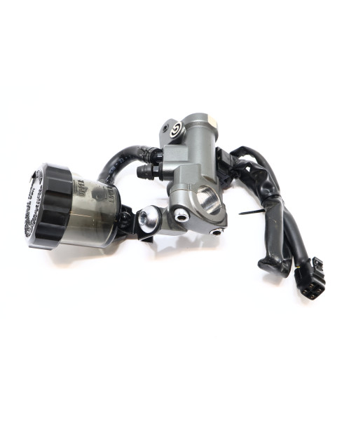 Yamaha XSR900, bromscylinder fram 2