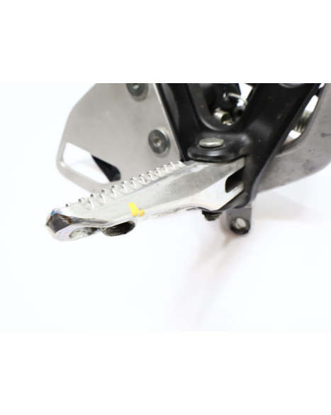 Yamaha XSR900, fotpinne höger komplett