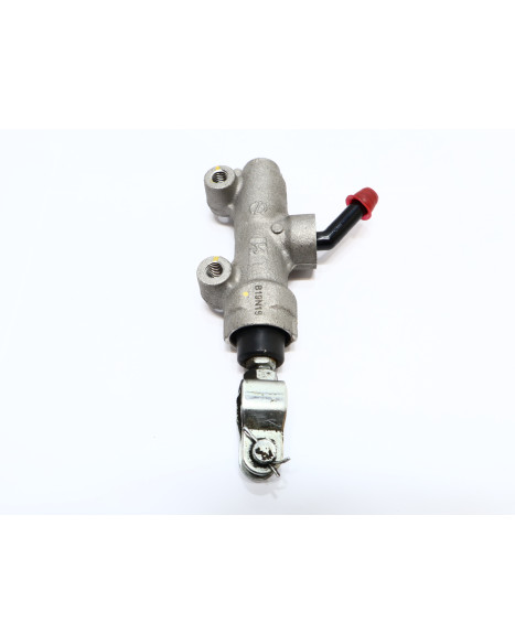 Kawasaki Z900, bromscylinder bak