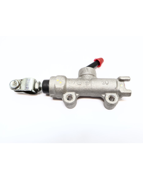 Kawasaki Z900, bromscylinder bak