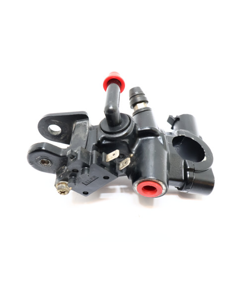 Yamaha MT-01, bromscylinder fram