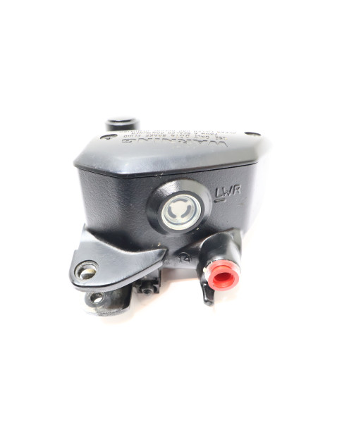 Kawasaki Z900, bromscylinder fram 2