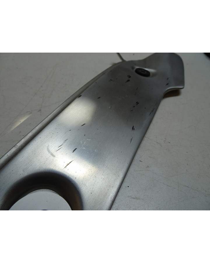 Yamaha R1, nedre skydd höger