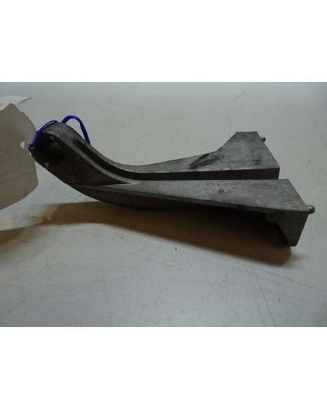 Ligier JS56, främre motorfäste vänster