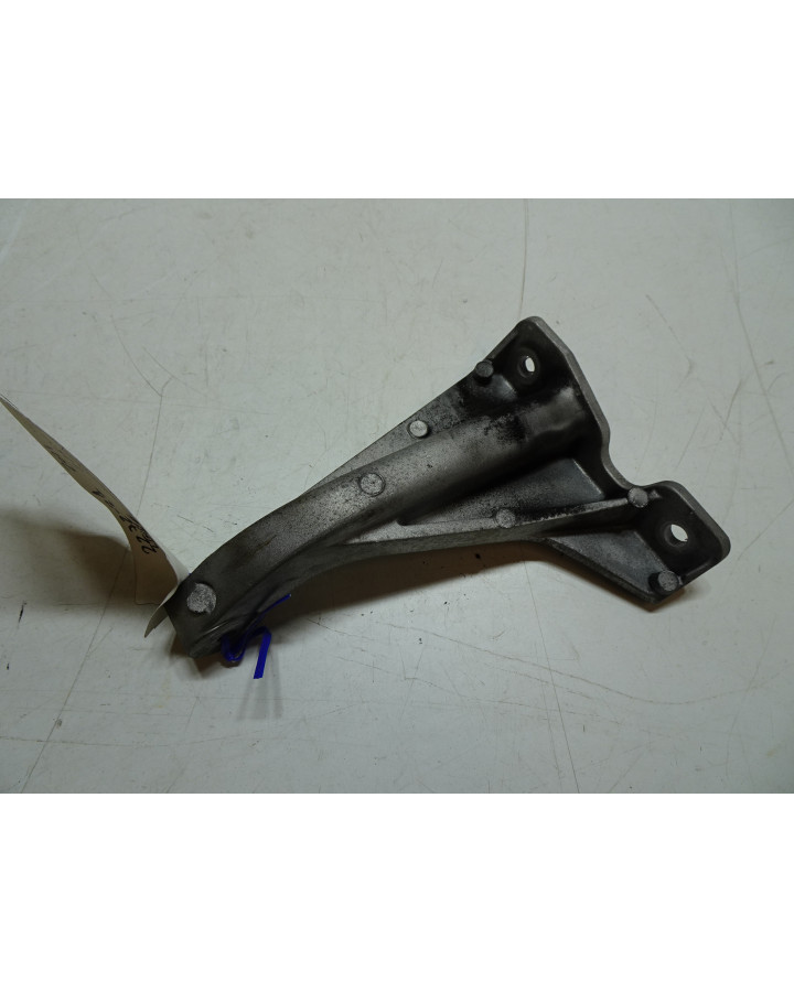 Ligier JS56, främre motorfäste vänster