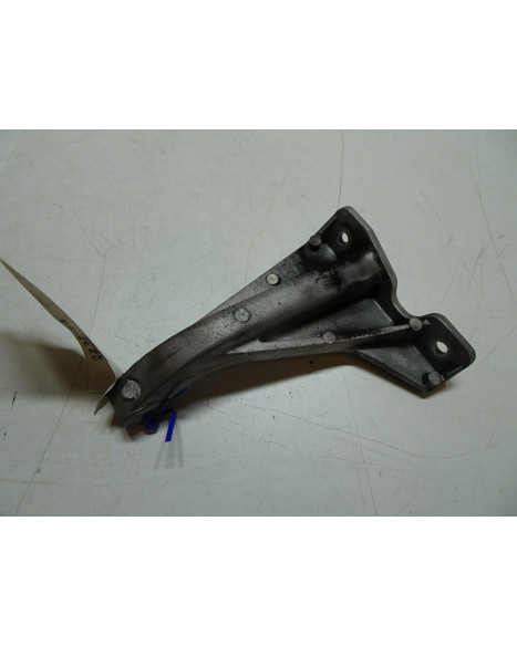 Ligier JS56, främre motorfäste vänster