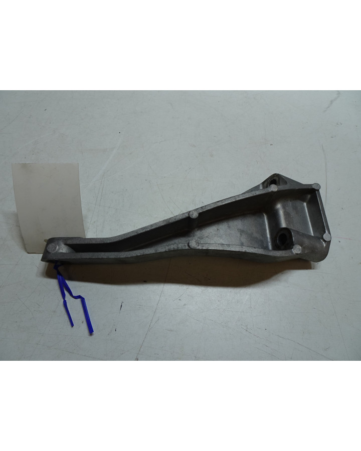 Ligier JS56, främre motorfäste höger