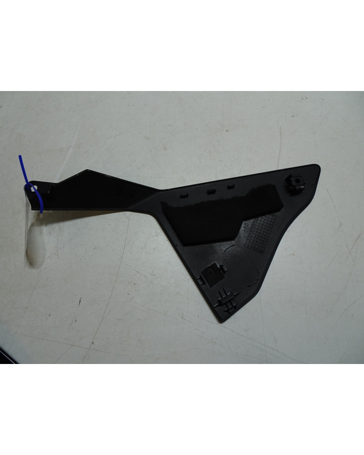 Yamaha R1, sidokåpa höger övre