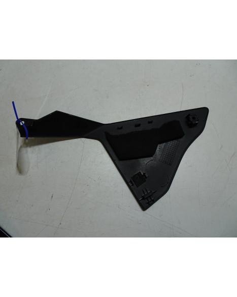 Yamaha R1, sidokåpa höger övre