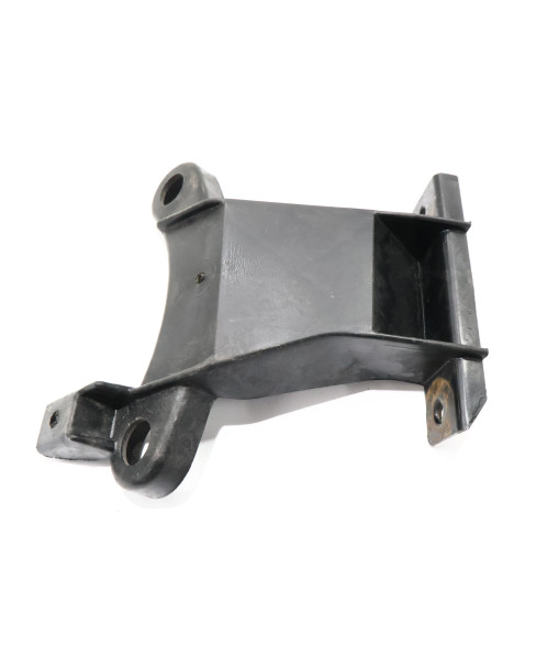 Aixam S9/S10, nedre kylarfäste