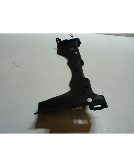 Yamaha R1, plastdetalj under strålkastare