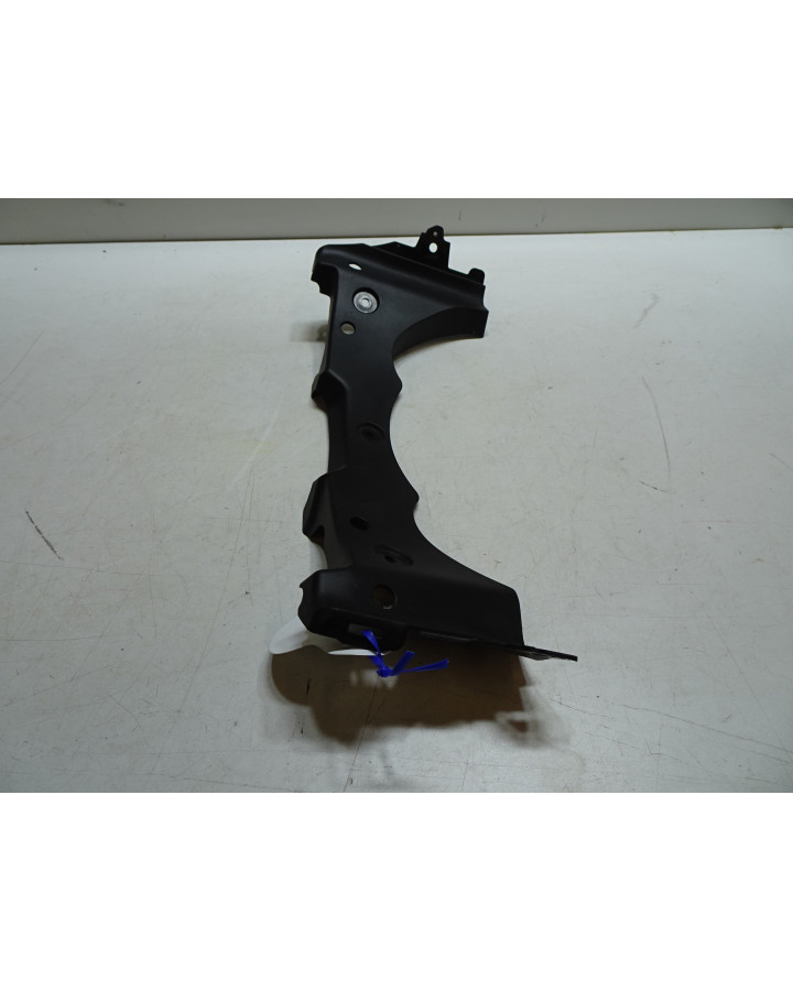 Yamaha R1, plastdetalj under strålkastare