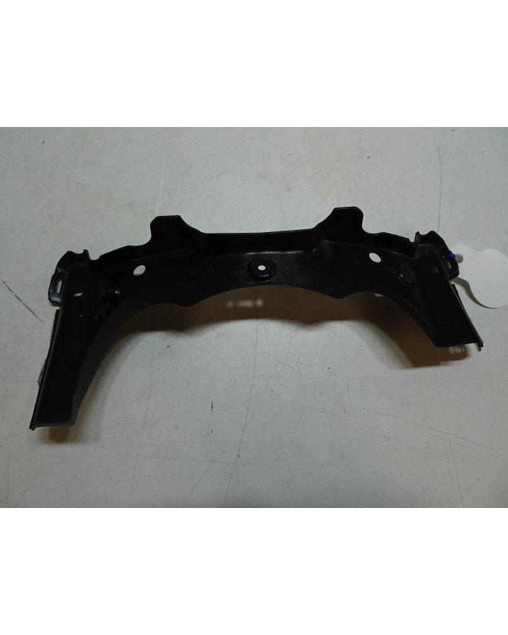 Yamaha R1, plastdetalj under strålkastare