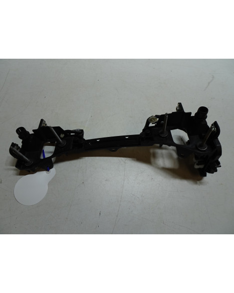 Yamaha R1, lykthållare