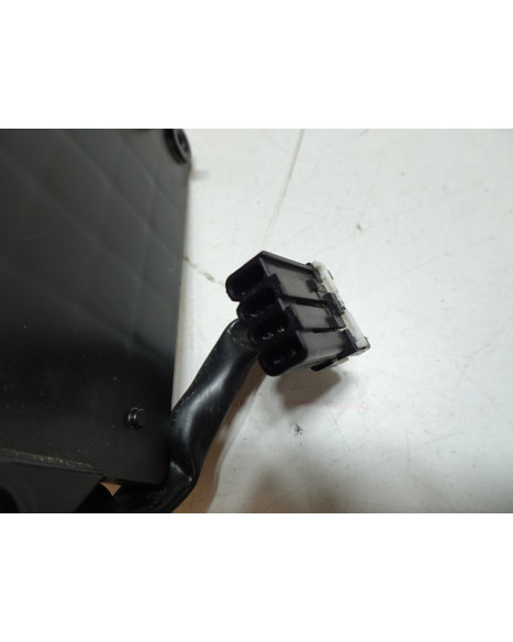 Yamaha R1, lykthållare