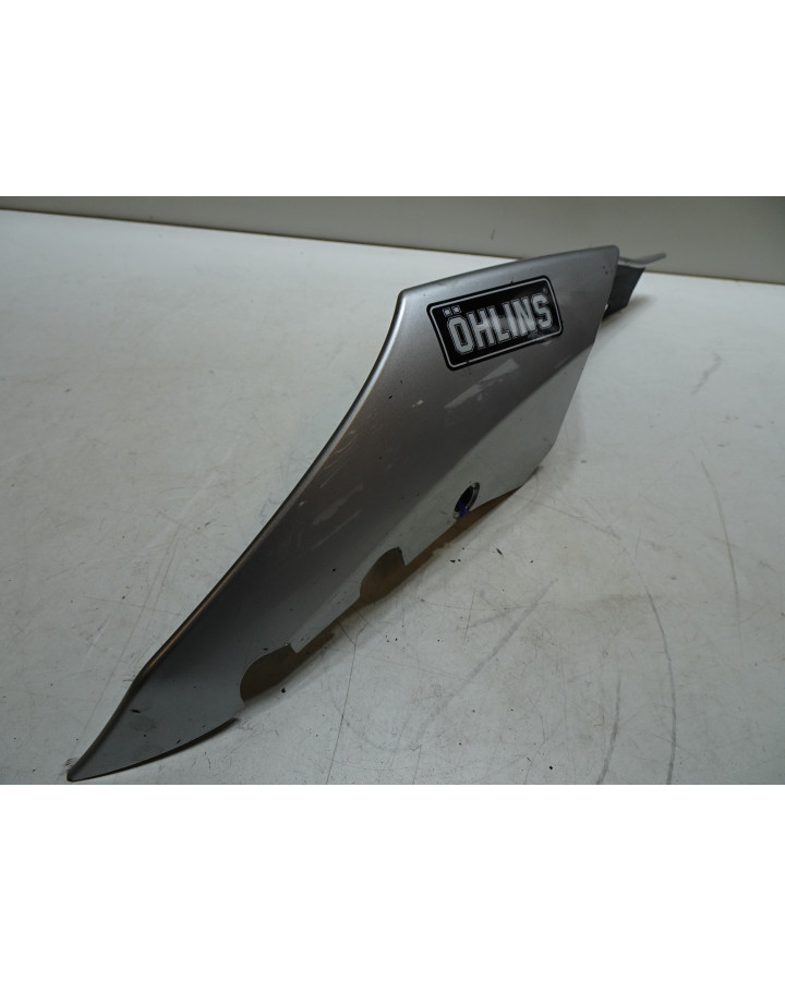 Yamaha R1, bakre sidokåpa vänster