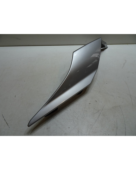 Yamaha R1, bakre sidokåpa vänster