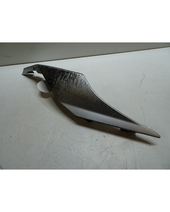 Yamaha R1, bakre sidokåpa höger