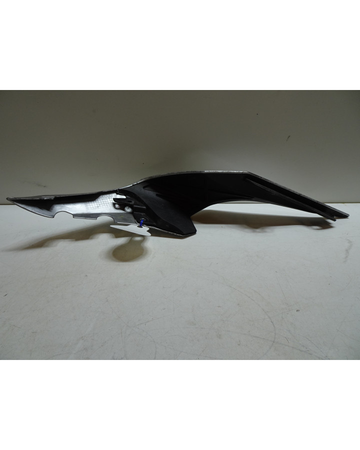 Yamaha R1, bakre sidokåpa höger